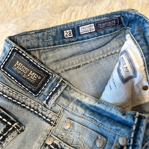 Miss Me Sz 28 Embroidered Boyfriend Blue Jean Shorts JPB1026SH - Picture 3 of 4